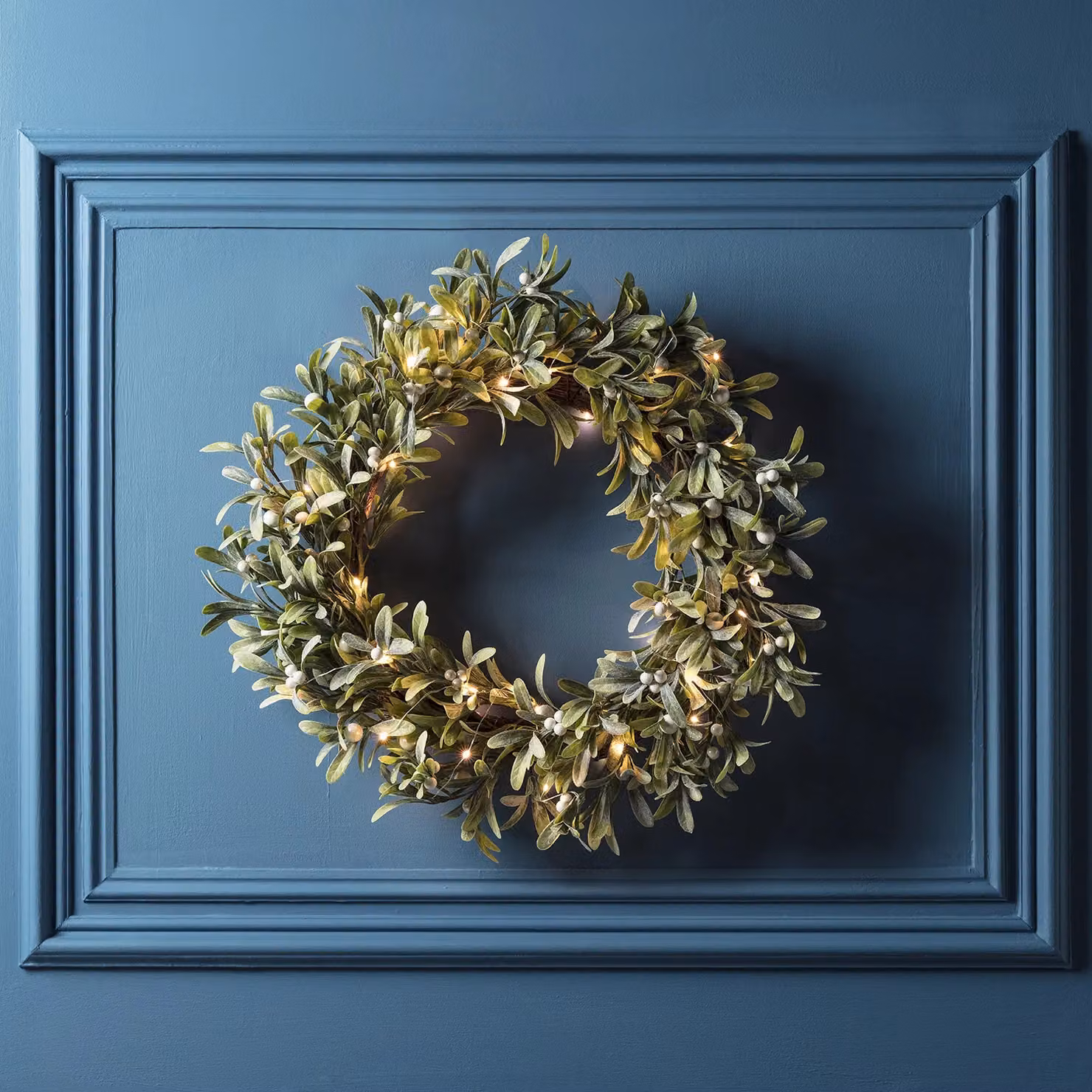 Lights4fun 50cm Pre Lit Frosted Mistletoe Artificial Christmas Wreath in Green