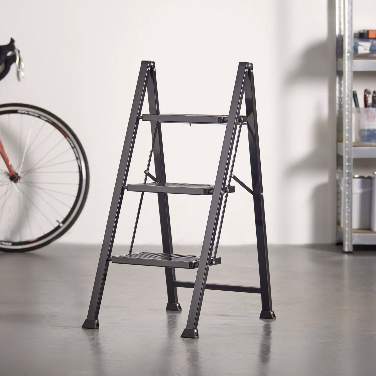 VonHaus Slim 3 Step Steel Ladder in Black with Anti-Slip Rubber Feet and 150kg Capacity – 4