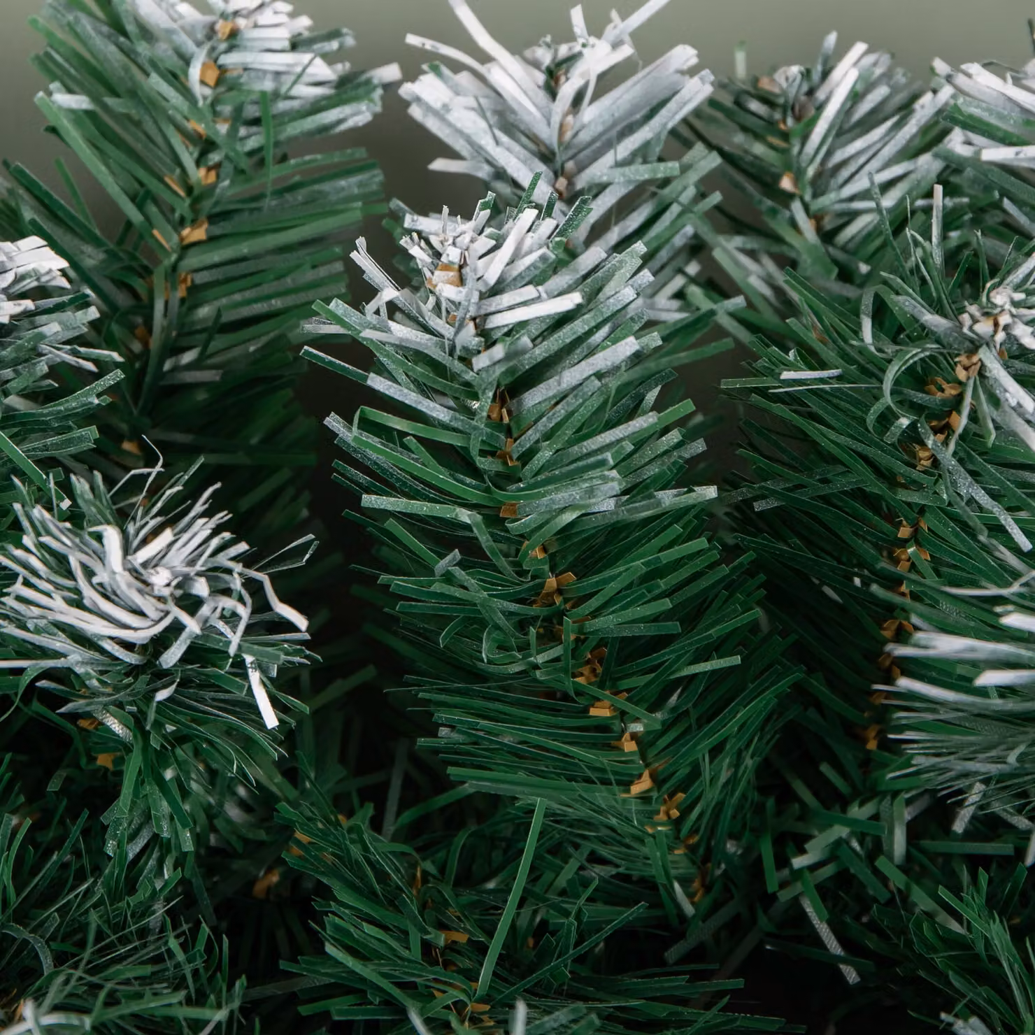 Samuel Alexander 2.7m Snow Tipped Green and White Christmas Garland – 3