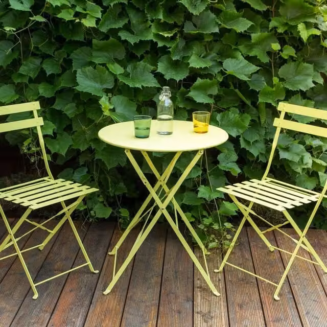 Wyld and Coco 3-Piece Metal Folding Bistro Set in Evergreen Lime Green, H 72 cm x W 60 cm x D 60 cm