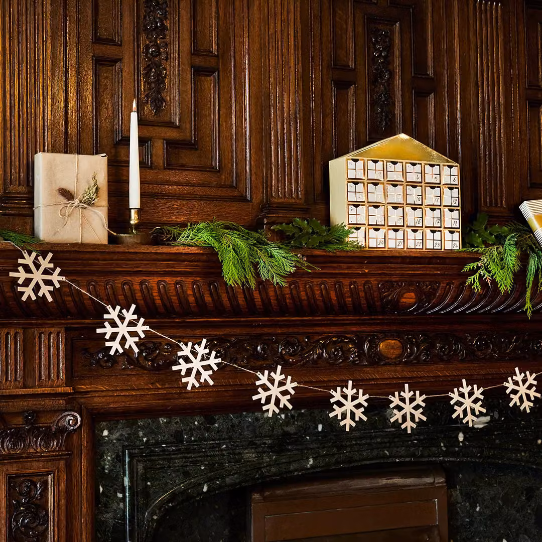 Club Green Multicolour Snowflake Wooden Hanging Party Garland Decoration, 2.5m – 3
