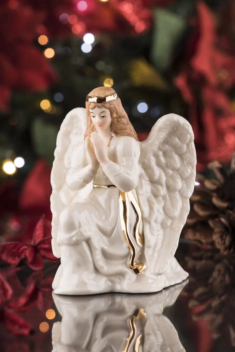 Belleek Living Nativity Classic Porcelain Angel in White and Multicolour – 2