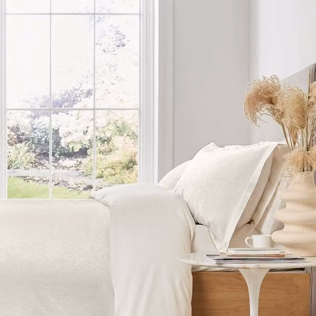 Murmur Meadow Super Kingsize Reversible Floral Cotton Percale Duvet Cover in Beige and White