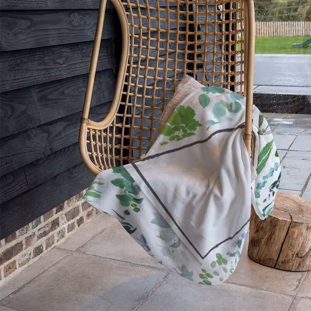 Benjamin Tate Design Green Leaves Floral Fleece Blanket in Green and Sand, W/D/H: 120 x 150 cm – 1