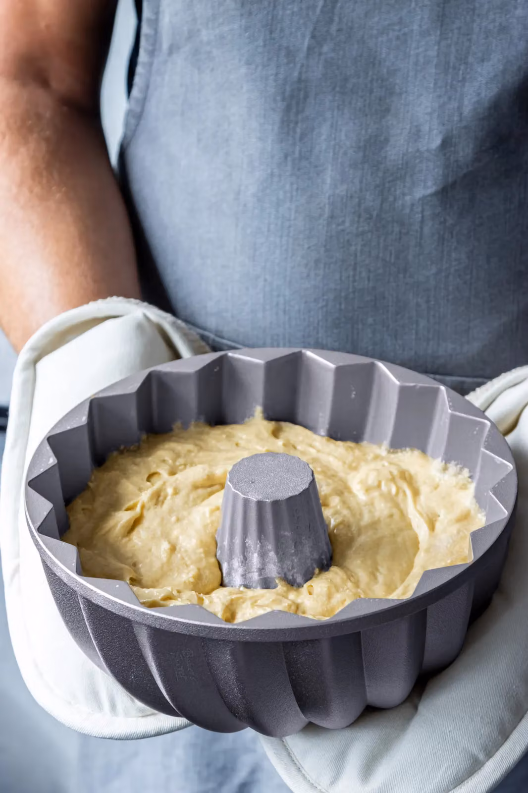MasterClass Non-Stick Cast Aluminium Round Cake Tin with Decorative Swirl Design, Grey, 24cm – 8