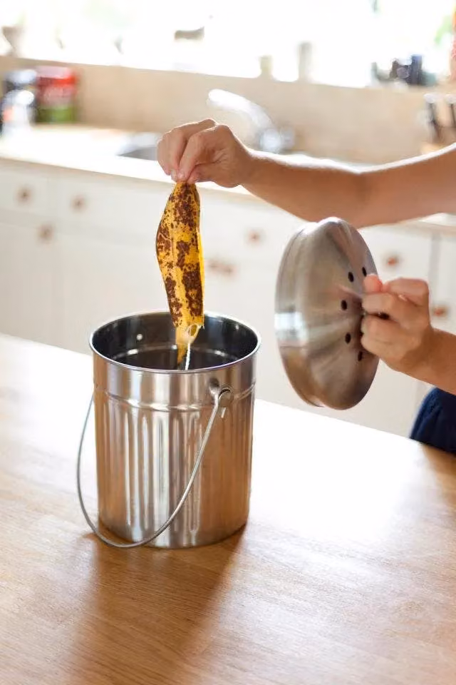 KitchenCraft Stainless Steel Compost Bin in Silver with Odour Filter and Flip Lid, 5 Litres – 10