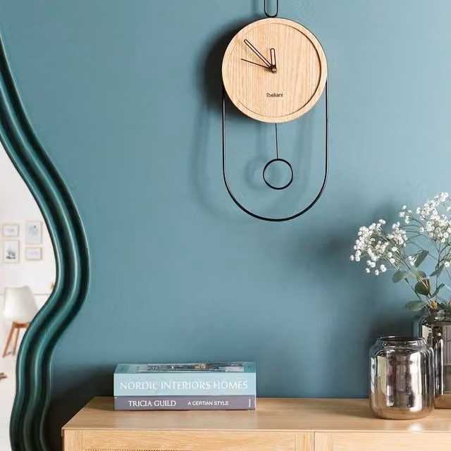 Wyld and Coco Retro Analog Pendulum Wall Clock in Brown Wood and Metal, W/H: 20 x 45 cm – 1