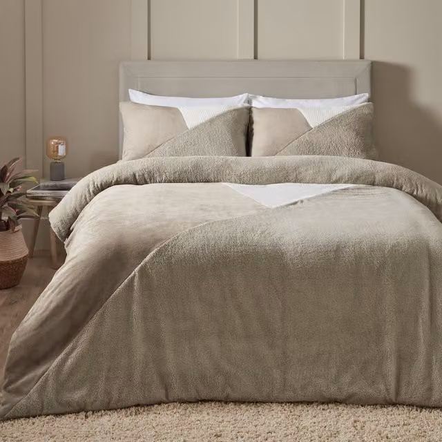 Catherine Lansfield Cosy Larsson Fleece Backed Duvet Cover Bedding Set in Beige