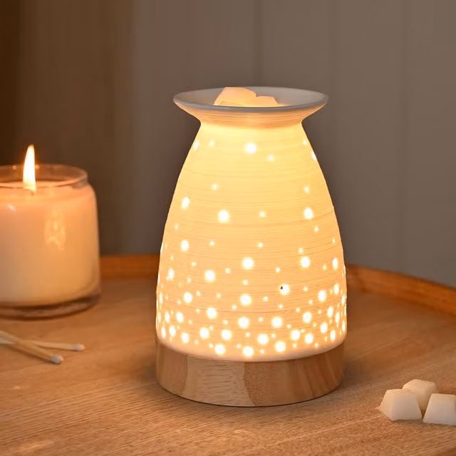 Widdop and Co. Hestia Ribbed Aromatherapy Lamp in White Ceramic and Wood – 1