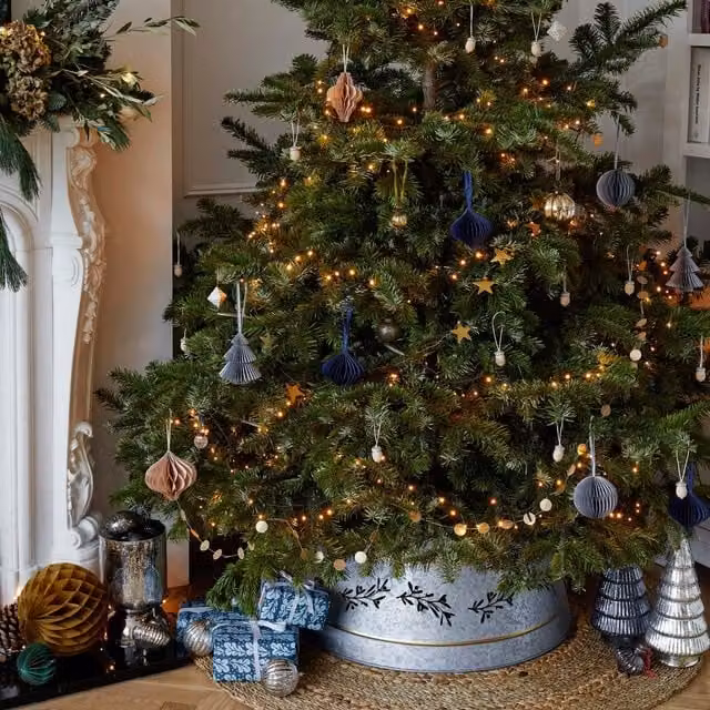 Ivyline Silver Galvanised Cut Out Mistletoe Tree Skirt, Diameter: 67 cm, Height: 25 cm