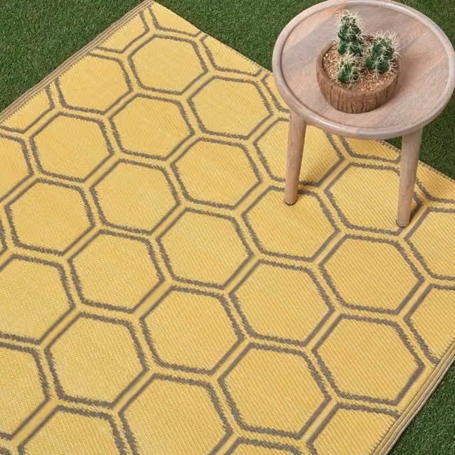 Garden Mile Outdoor Homeycomb Geometric Rug in Yellow