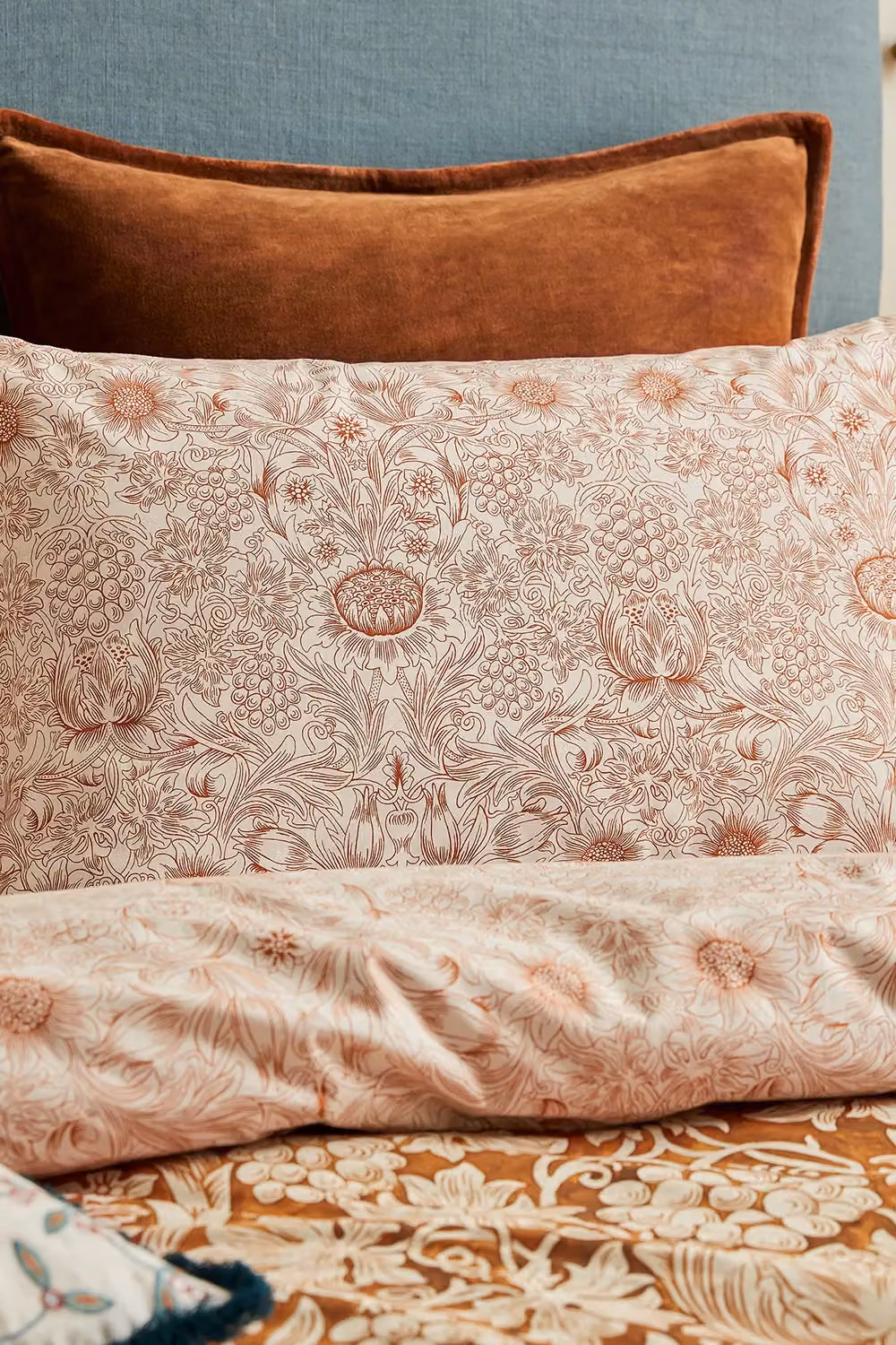 Morris & Co Sunflower Organic Cotton Percale Standard Pillowcase Pair in Beige and Yellow – 2