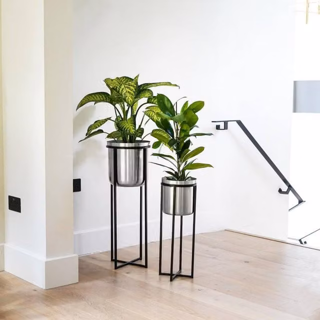 Ivyline Calla Freestanding Metal Planter Stand, Black and Silver, H58 x D22 cm – 1