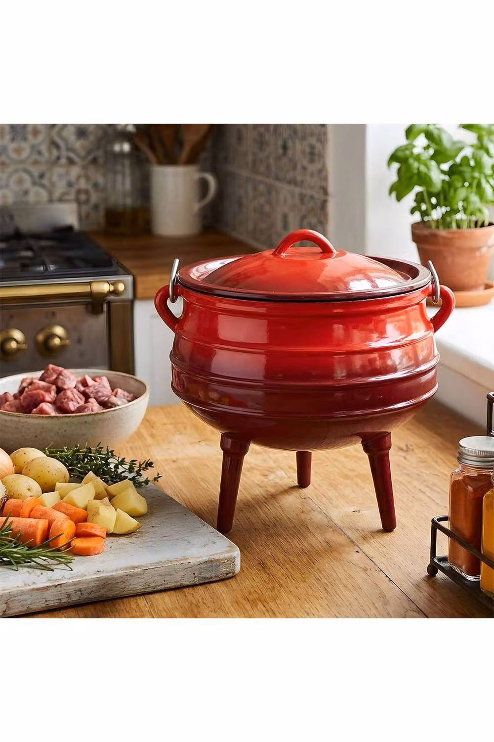 Living and Home Red Enamelled Cast Iron Potjie Pot Cauldron with Lid and 3 Legs, 6L – 2