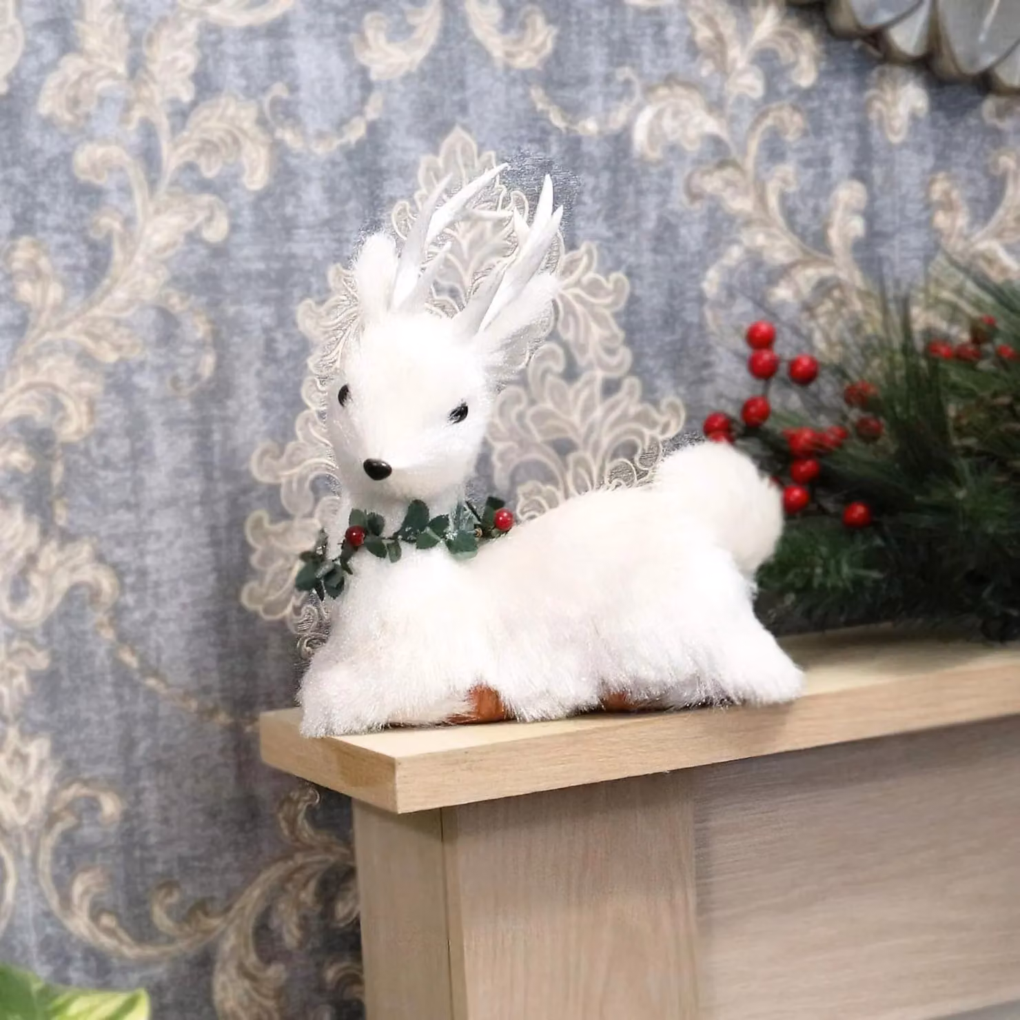 Shatchi White Lying Deer Christmas Tabletop Decoration with Pine and Berries, Height: 25 cm – 2