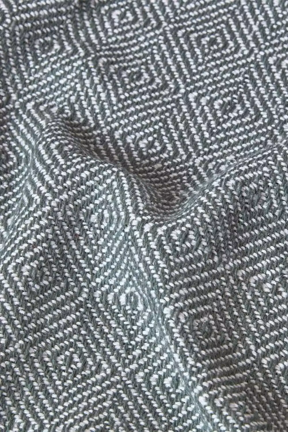Homescapes Malda Geometric Cotton Throw with Tassels in Green and White, W/D/H: 255 x 360 cm – 3