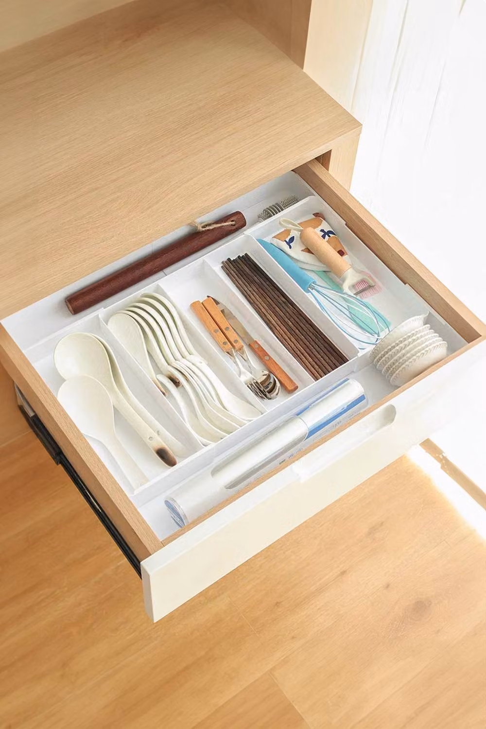 Garden Sanctuary White Plastic Cutlery Tray with Compartments – 2