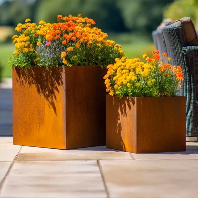 Woven Wood Corten Steel Cube Planter Tub in Brown and Orange, W/D/H: 50 x 50 x 50 cm