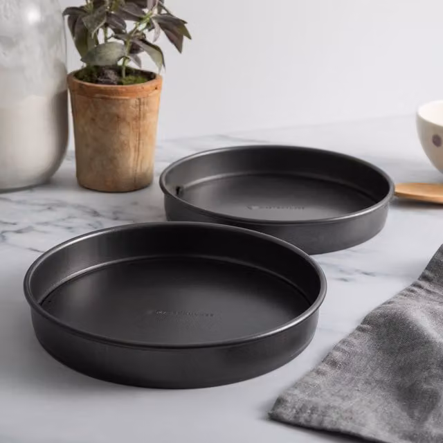 MasterClass Non-Stick Loose Base Round Carbon Steel Cake Tins, Set of 2, Diameter: 23 cm, Anthracite – 1