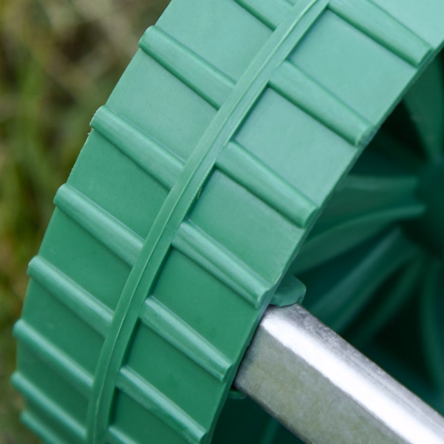 Outsunny Manual Garden Rolling Lawn Aerator in Green and Silver – 7