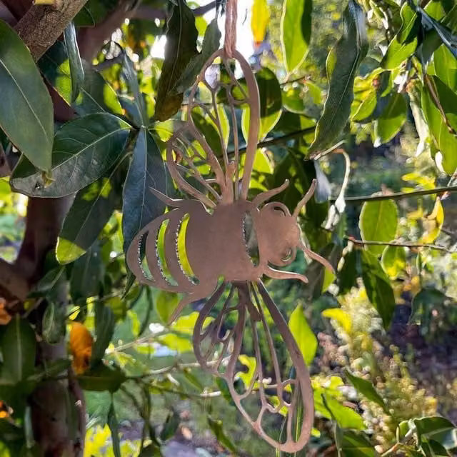 Poppyforge Hanging Bee Garden Art in Bronze Metal, W15 x H10 cm