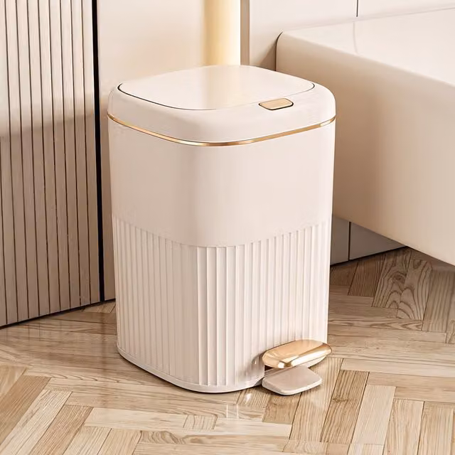 Livingandhome 15L White Plastic Step-On Trash Bin with Soft-Close Lid