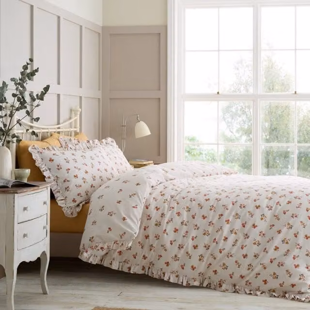 Catherine Lansfield Reversible Cream and White Ditsy Floral Duvet Cover Bedding Set