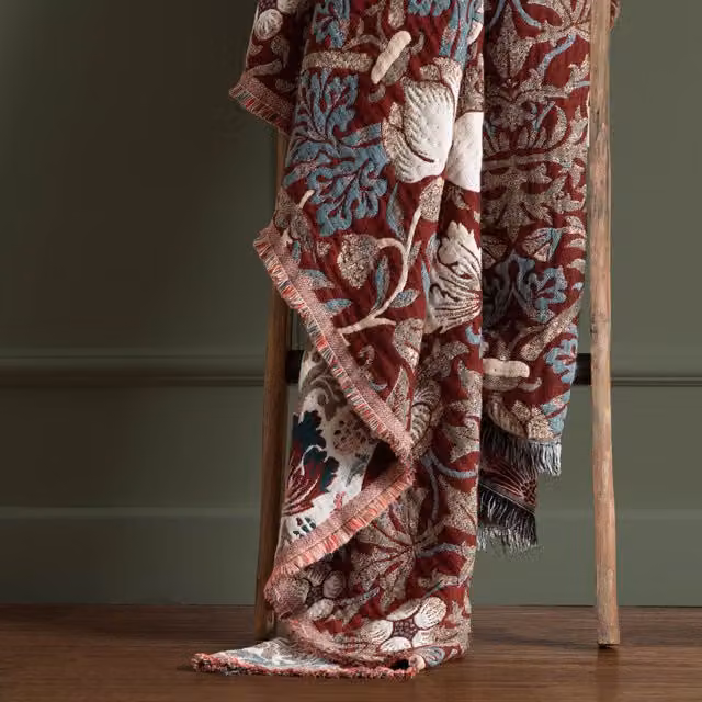 Morris & Co. Strawberry Thief Jacquard Throw with Fringes in Red, W: 130 cm, D: 170 cm