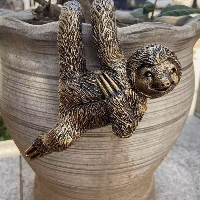 Garden Mile Sloth Decorative Plant Pot Hanger in Bronze Effect