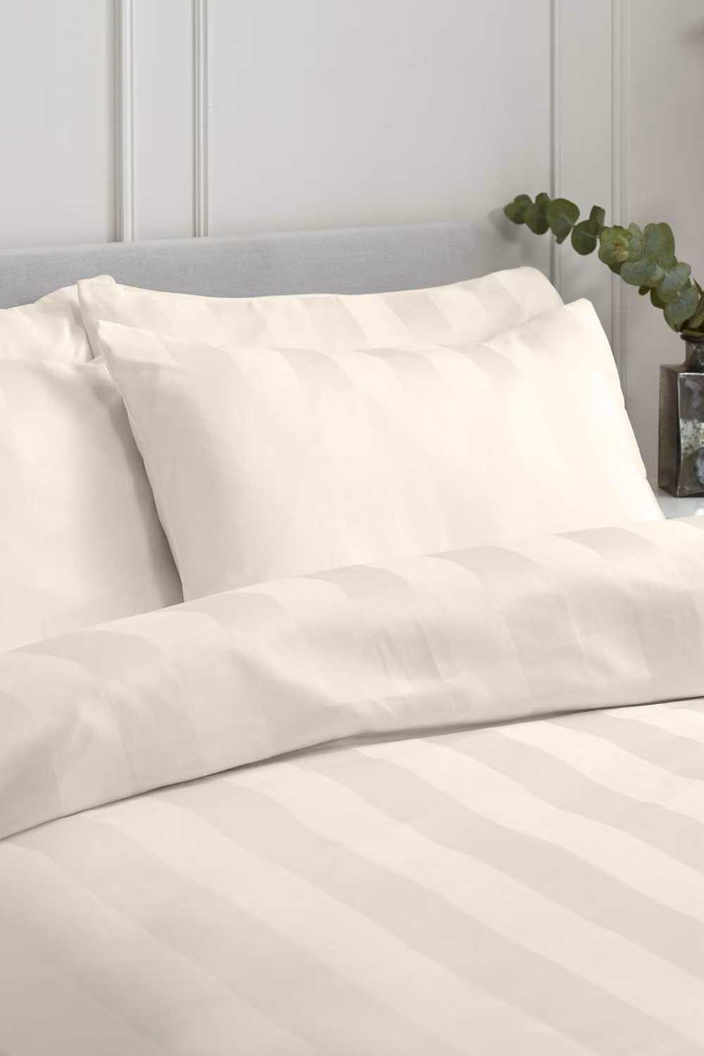 Catherine Lansfield So Soft Satin Stripe Double Duvet Cover Set with Pillowcases in Beige, W/D/H: 200 x 200 cm and 50 x 75 cm – 2
