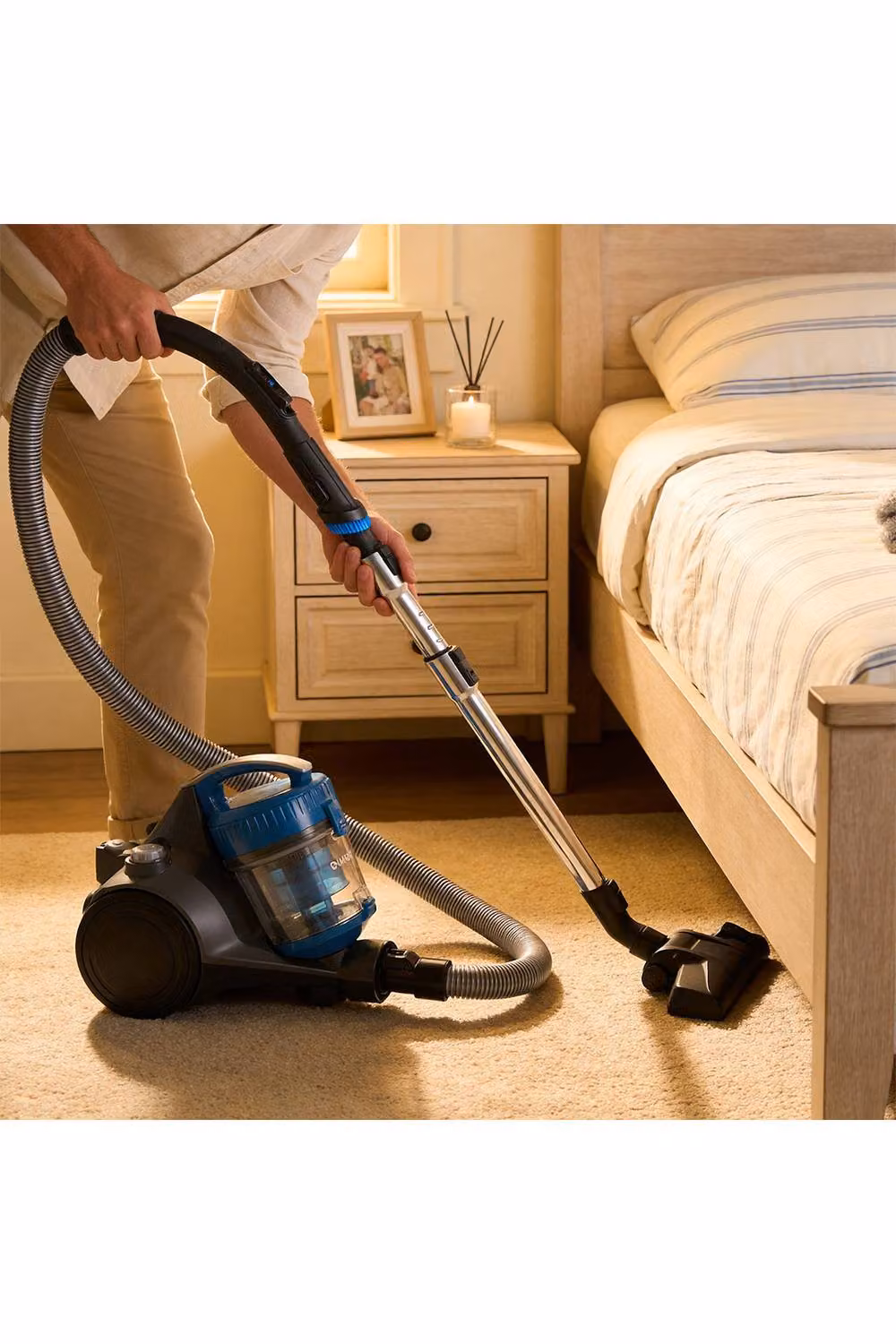Living and Home 960W Bagless Canister Vacuum Cleaner with 2.5L Capacity and Washable Filters in Blue and Multicolour – 5