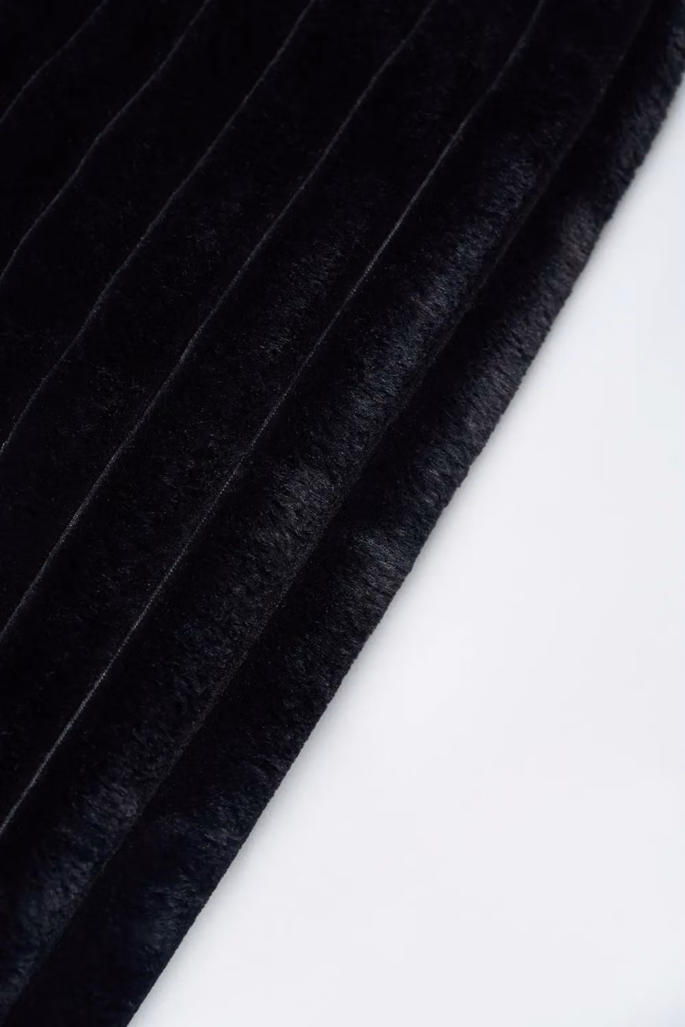BHS Jumbo Cord Throw with Plain Velvet Backing in Black, W/D: 127 x 152 cm – 3