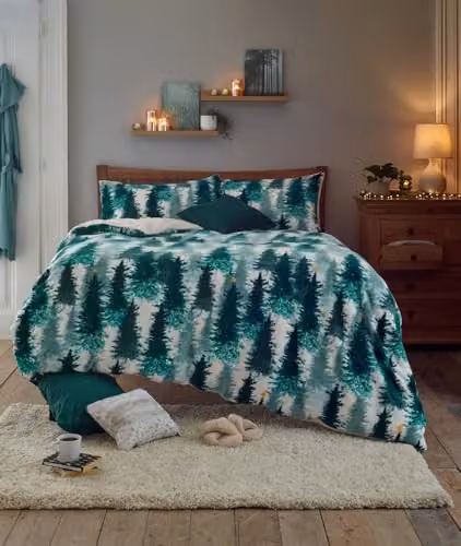 Deyongs Christmas Tree Printed Fleece Duvet Cover Set with Sherpa Reverse in Green and White, W/D/H: 140 x 200 cm