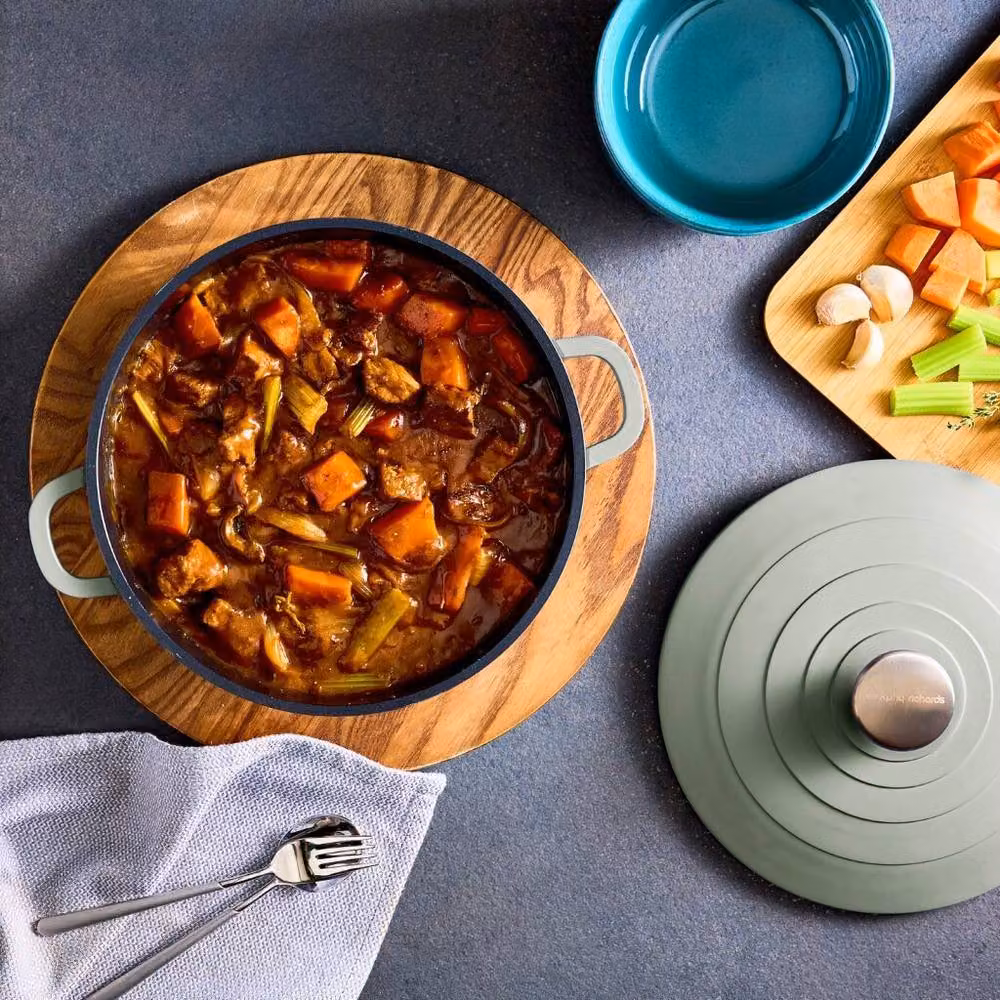 Morphy Richards Green Cast Aluminium Casserole Dish with Ceramic Coating, 24cm, 4.1 l – 7