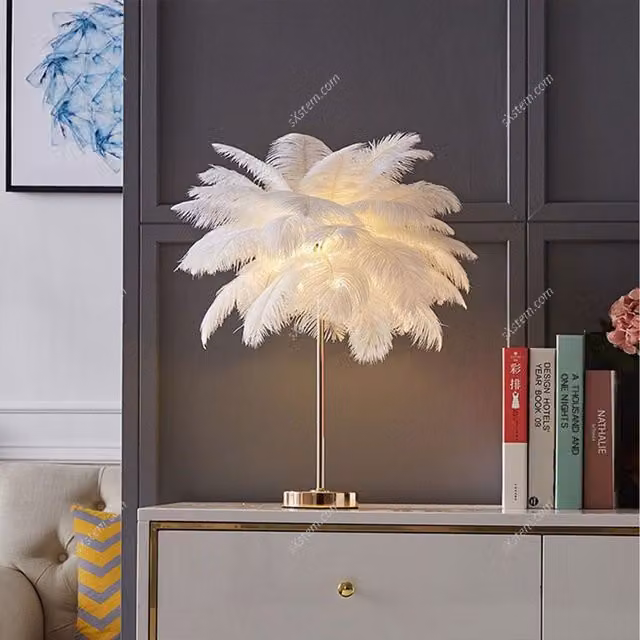 Livingandhome Feather Table Lamp in White and Gold/Brass