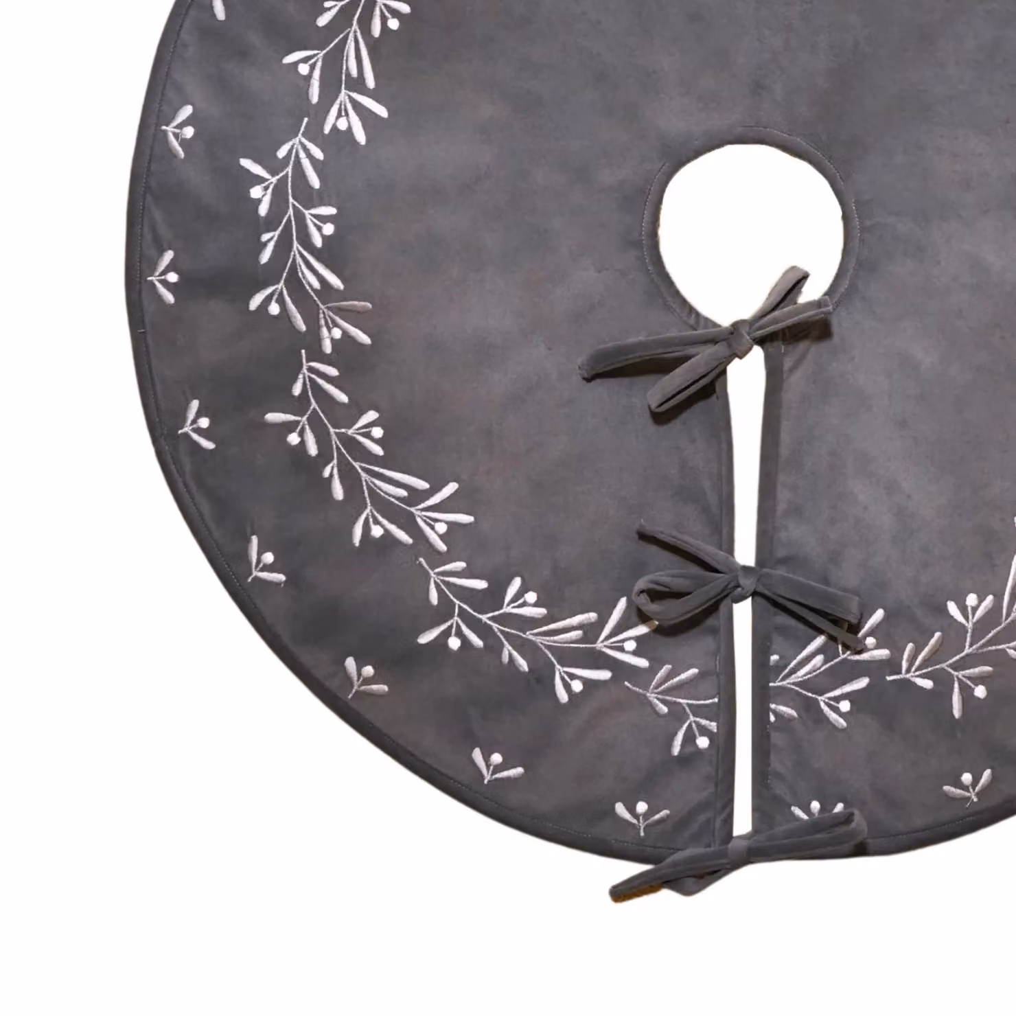 Ivyline Slate Velvet Mistletoe Christmas Tree Skirt in Grey, Diameter: 80 cm – 3