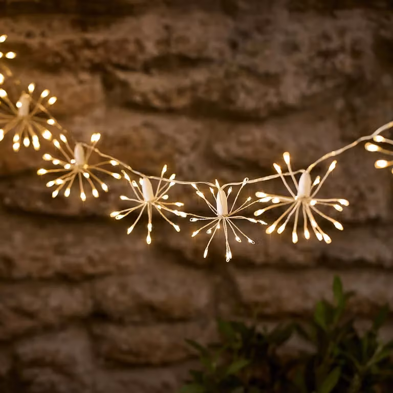 Lights4fun Starburst Solar USB LED String Lights in Warm White with Remote Control, Timer and Dimmer Function