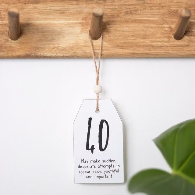 Kingsbury Gifts Small White Hanging Tag Sentiment Sign for 40th Birthday, W: 5.5 cm