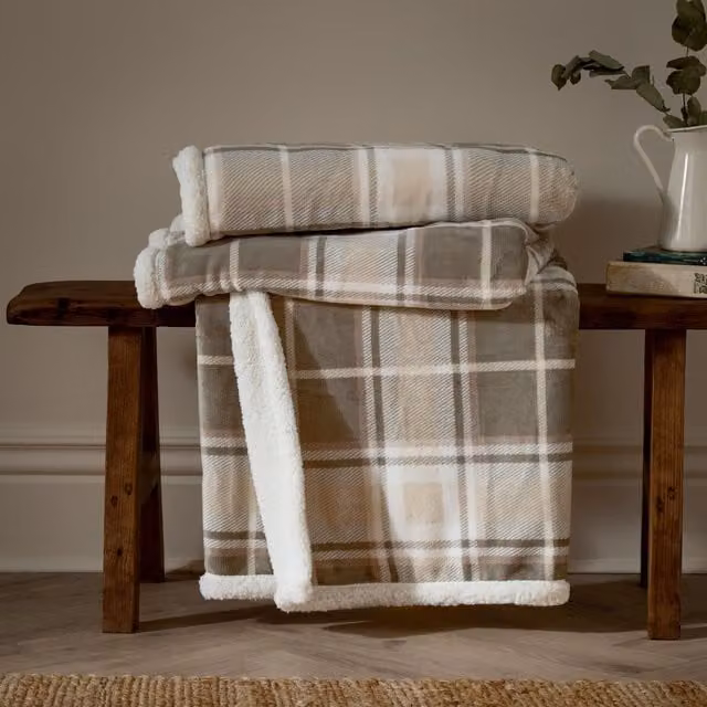 Wylder Nature Braemar Sherpa Fleece Throw in Beige and Green, W/D/H: 140 x 180 cm