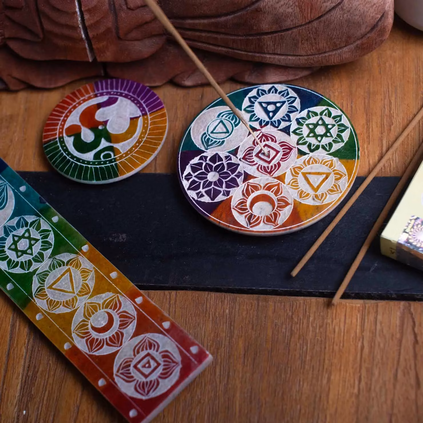 KDMD Seven Chakra Soapstone Disc Incense Holder, Multicolour, Diameter: 10 cm – 2