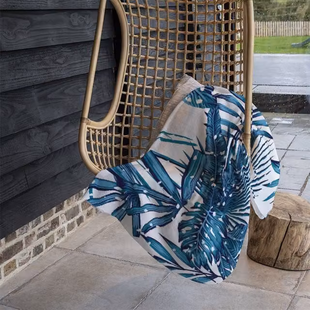 Benjamin Tate Design Snow Tropical Leaves Fleece Blanket in Blue and Beige, W/D/H: 120 x 150 cm