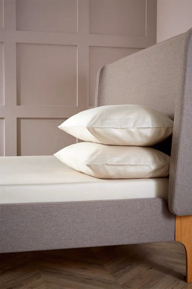 Christy 400TC Luxury Cotton Mako Sateen Plain Dye Fitted Sheet in Beige, W/D/H: 90 x 200 cm