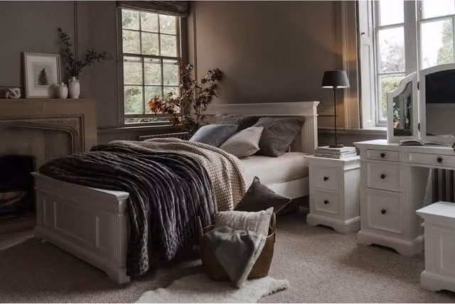 Gainsborough White Wooden Bed, W/D/H: 180 x 200 x 110 cm