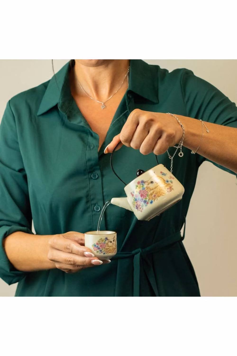 KDMD Ceramic Travel Teapot Set with Two Cups in White and Multicolour