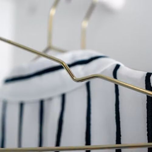 Harbour Housewares 10 Pack Gold Metal Wire Coat Hangers with Trouser Bar and Non-Slip Notches – 2