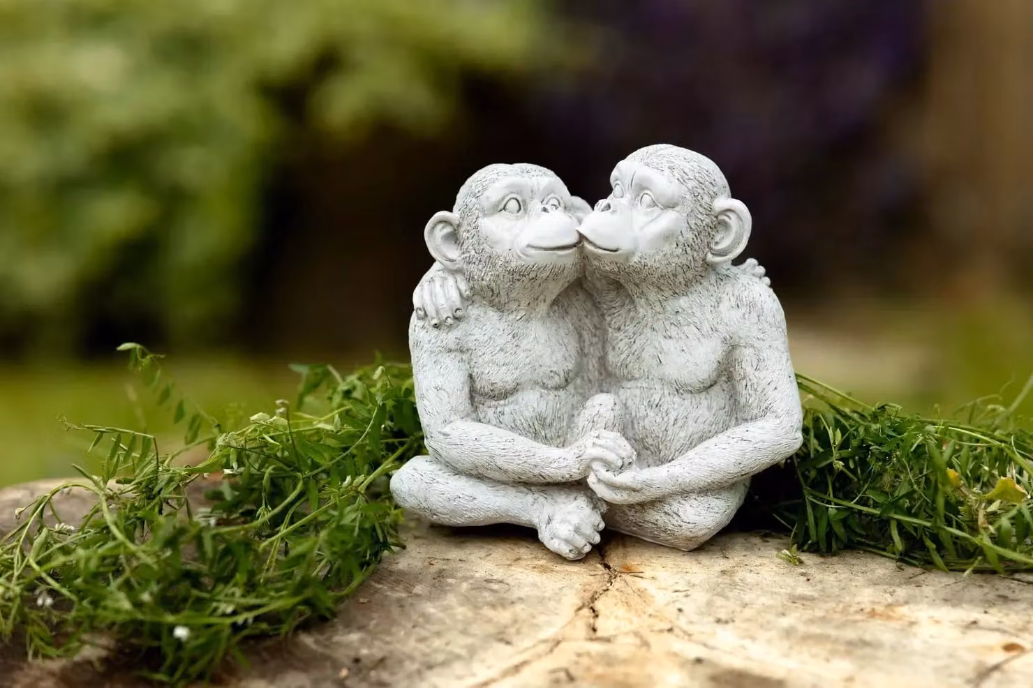 Marco Paul Kissing Chimps Statue Stone Garden Ornament in Beige and Grey – 4