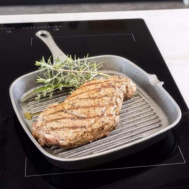 KitchenCraft Cast Iron Uncoated Square Grill Pan, Grey, 23 cm – 1