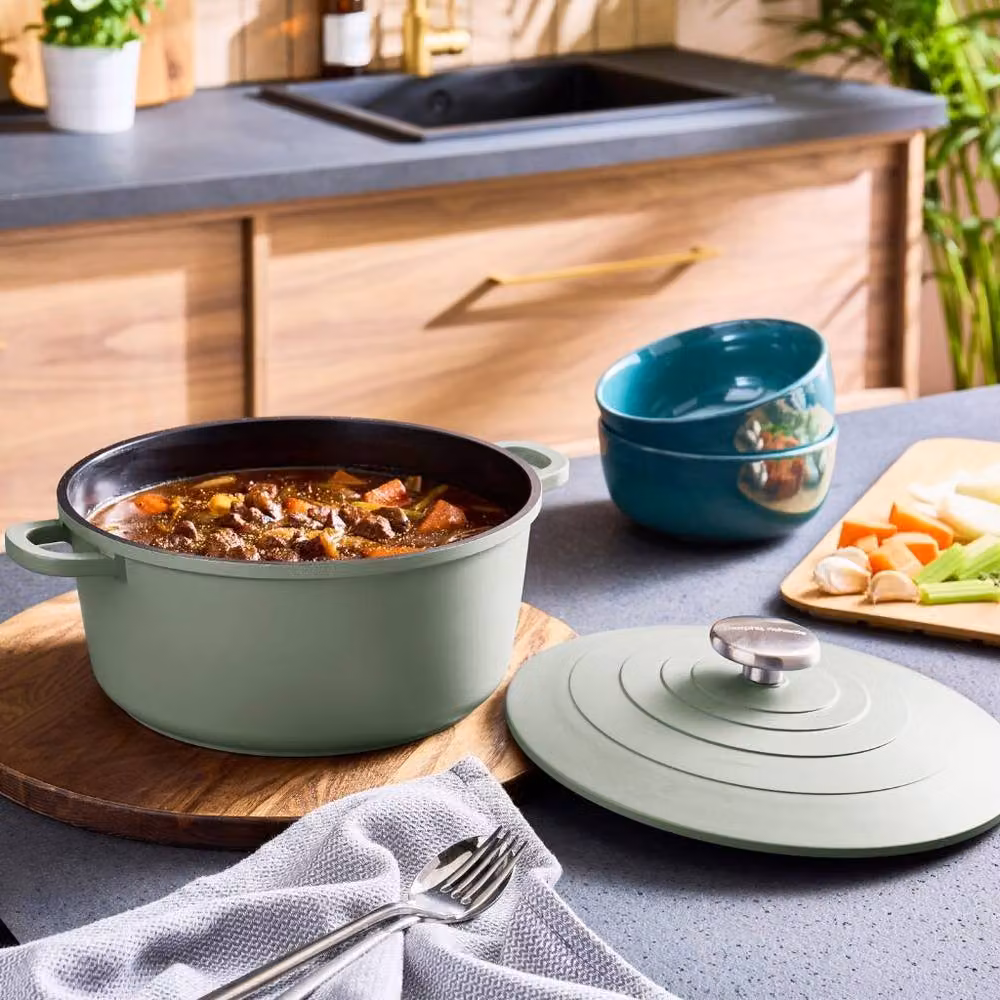 Morphy Richards Green Cast Aluminium Casserole Dish with Ceramic Coating, 24cm, 4.1 l – 6