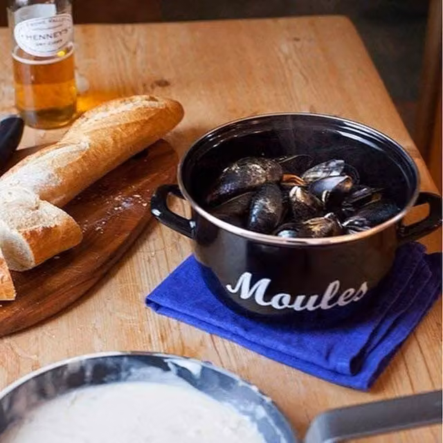 KitchenCraft World of Flavours Mediterranean Enamel Steel Mussels Pot - Black