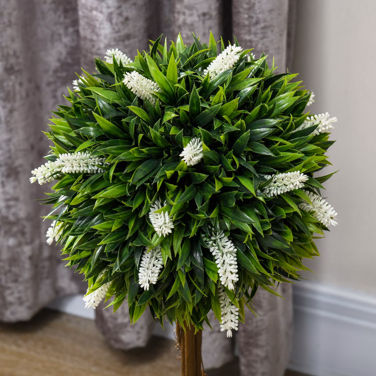 HOMCOM Set of 2 White and Green Decorative Artificial Ball Trees with Flowers, Height: 60 cm – 6